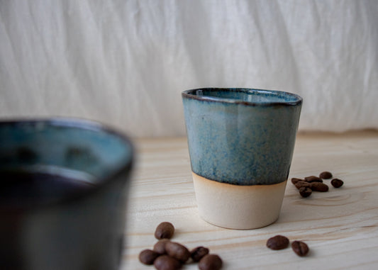 handgefertigte blaue Keramik Espressotasse mit Kaffeebohnen